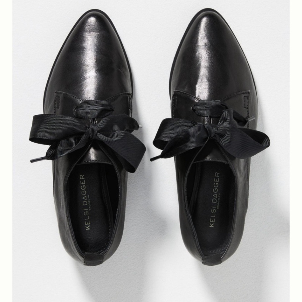 NWOT Kelsi Dagger Brooklyn Bow Oxford Flat
